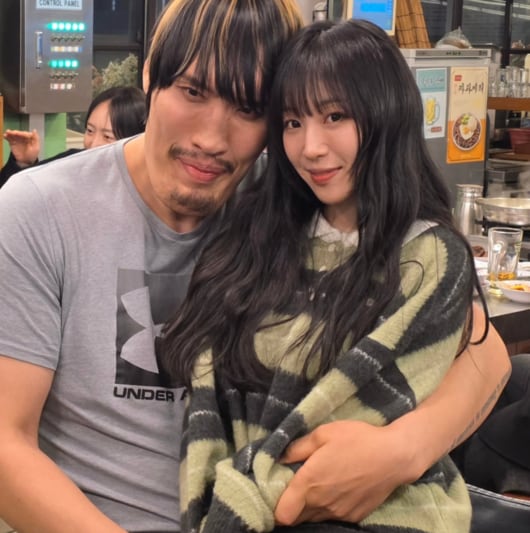 최홍만∙쯔양, 미묘한 밀착 포즈..'무릎 위 아니지? AI?'