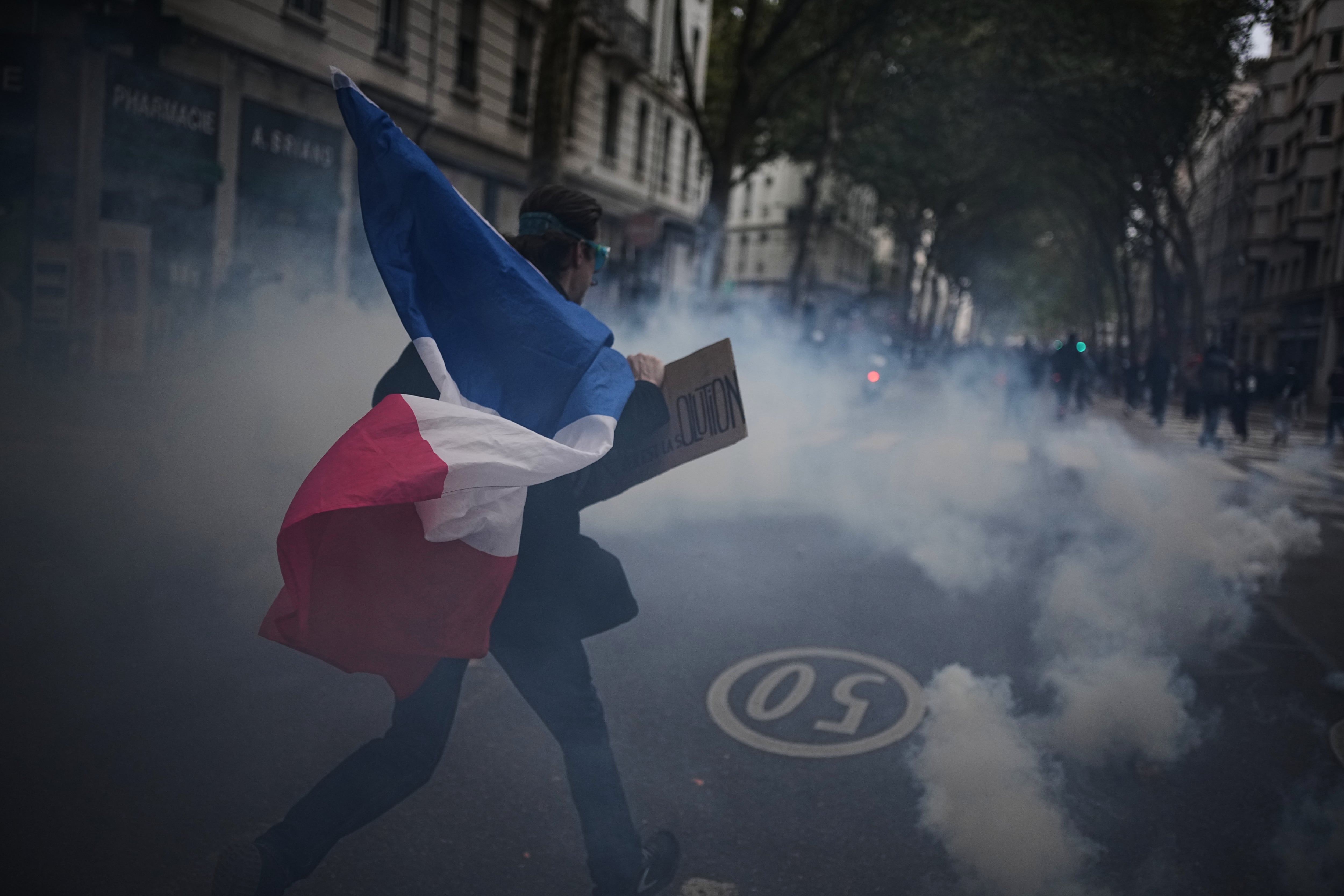 フランス全土で反政府デモ41万人、警官7万人投入もパリなどで衝突