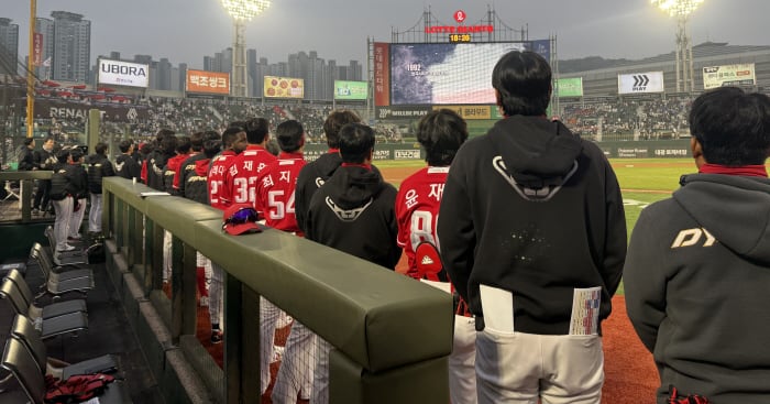 사직구장에서 진행된 故 김민재 코치 추모 관련 이미지