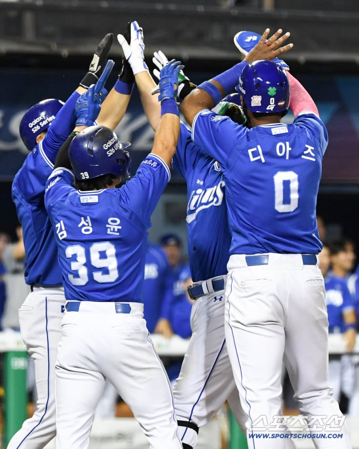 12일 잠실구장에서 열린 LG와 삼성의 경기. 8회초 2사 만루 삼성 전병우가 역전 만루포를 날린 뒤 환호하고 있다. 잠실=박재만 기자 pjm@sportschosun.com/2026.06.12/