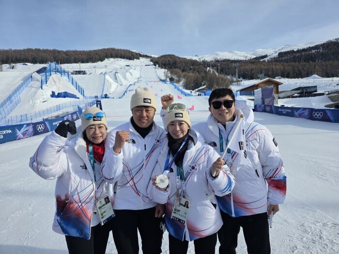 8일 김상겸의 스노보드 은메달 현장에 함께한 대한체육회 유승민 회장과 이수경 단장, 김나미 리비뇨 부단장(사무총장).