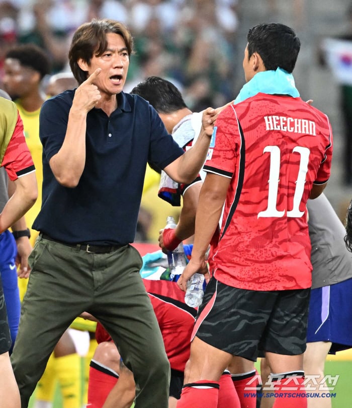 '韓 의지 부족 논란' 홍명보 감독 직접 입 뗐다 "손흥민, 본인 역할 항상 한다…결과적으로는 감독의 책임"