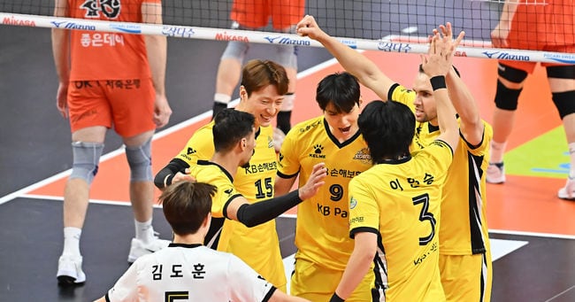 KB손해보험 비예나와 선수들 득점 후 기쁨