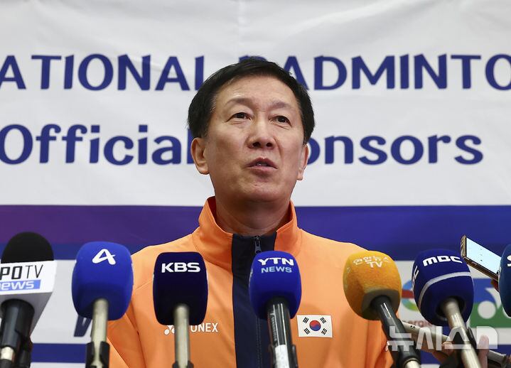 인터뷰하는 박주봉 감독