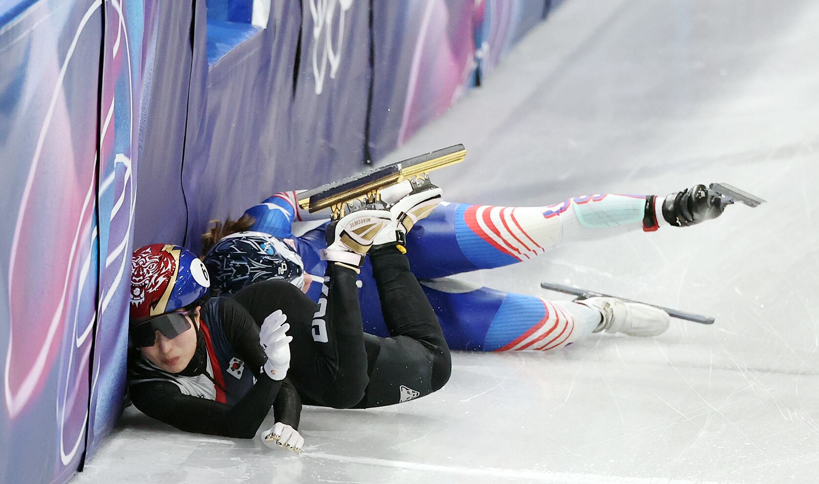 쇼트트랙 대표팀 김길리가 10일(현지시간) 이탈리아 밀라노 아이스 스케이팅 아레나에서 열린 혼성 2,000m 계주 준결승에서 미국 선수 커린 스토더드와 충돌해 넘어지고 있다./뉴스1