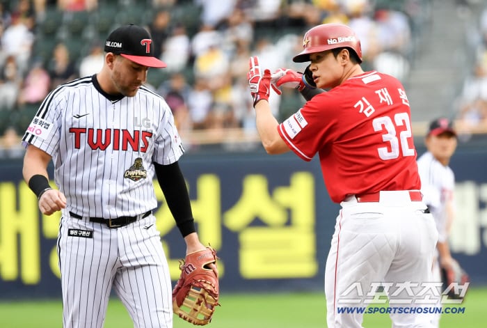 '잠실 홈런왕 살아있네' 폴대 위로 사라진 타구, 너무 잘 맞아 손해 본 김재환...오스틴도 놀란 초대형 파울 홈런
