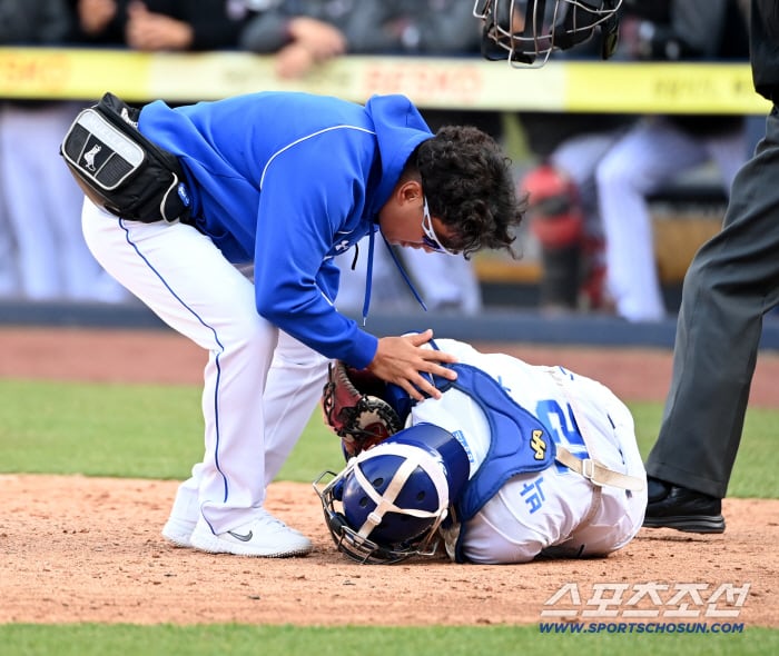 22일 대구삼성라이온즈파크에서 열린 LG와 삼성의 시범경기. 9회초 삼성 포수 박진우가 LG 강민균의 파울타구를 맞은 뒤 고통스러워하고 있다. 대구=허상욱 기자wook@sportschosun.com/2026.03.22/