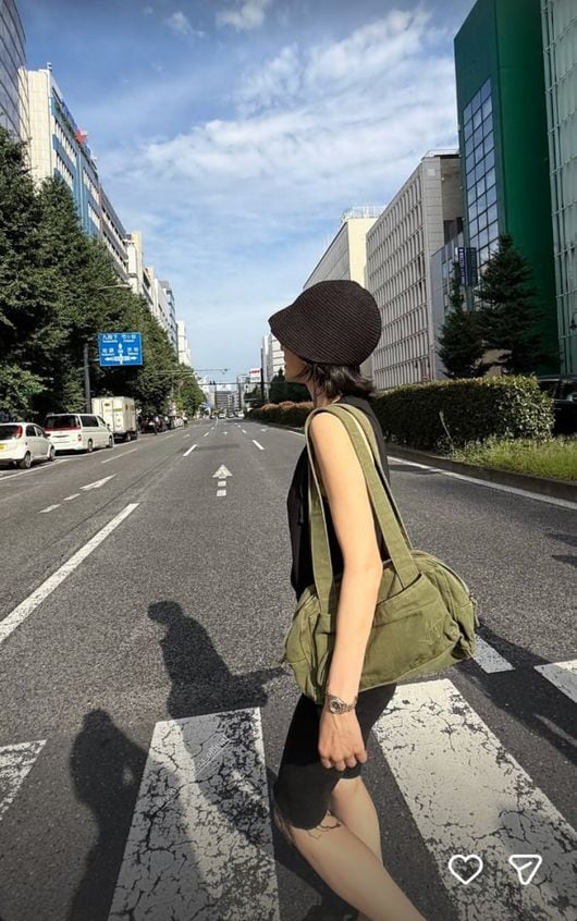 송혜교, 다 가려도 알아보겠네..폭염 속 일본 밝히는 레전드 실루엣