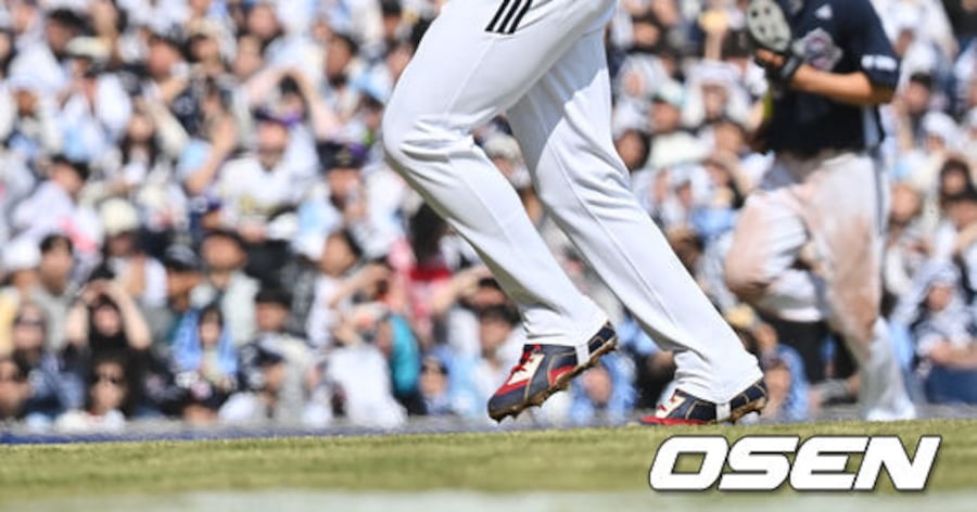 내야 플라이 타구를 처리하는 두산 베어스 플렉센