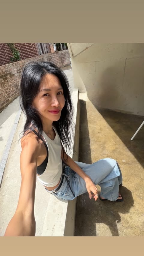 '엄태웅♥' 윤혜진, 살이 얼마나 빠진 거야…팔 올렸다가 포착된 '깡마른 몸매' 깜짝
