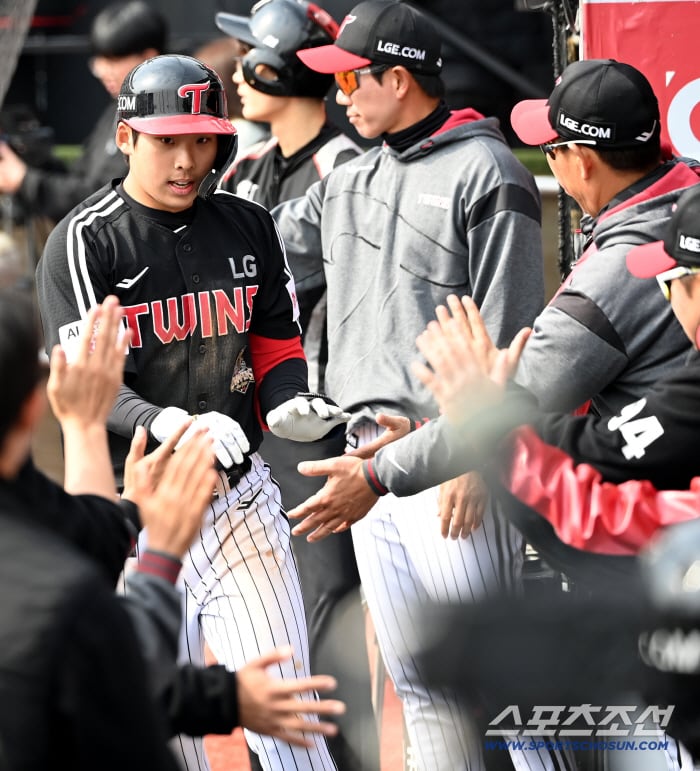 16일 수원KT위즈파크에서 열린 LG와 KT의 시범경기. 6회초 무사 2루 LG 추세현이 좌월 2점홈런을 치고 동료들의 환영을 받고 있다. 수원=허상욱 기자wook@sportschosun.com/2026.03.16/