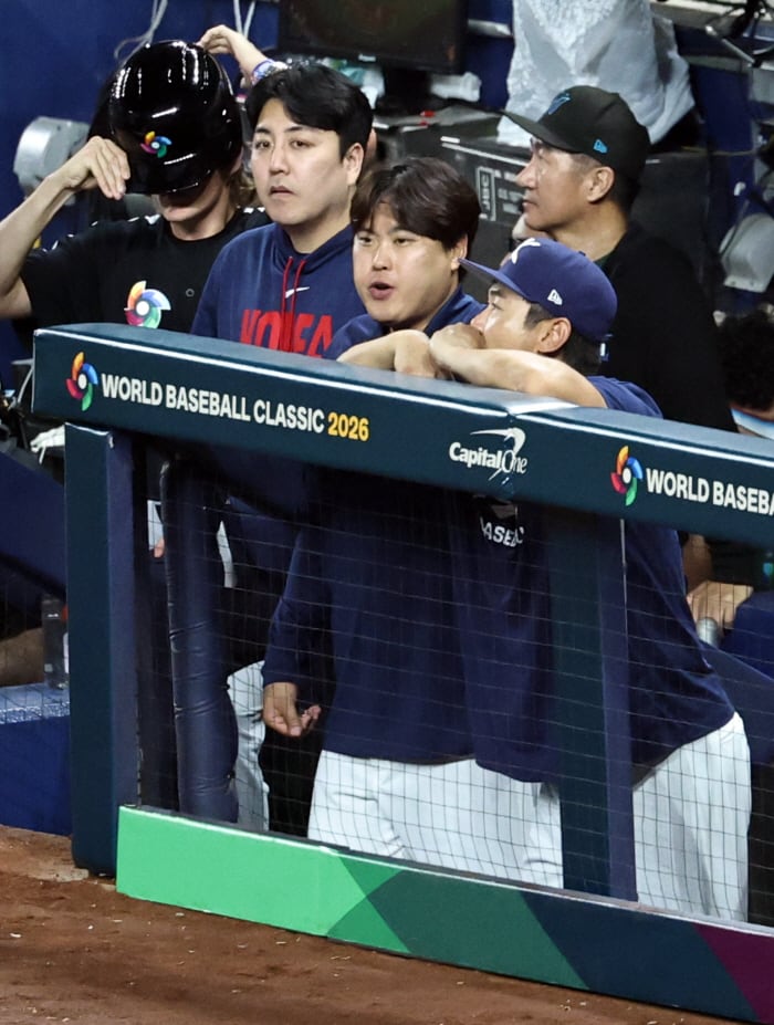 경기 지켜보는 류현진과 노경은 (마이애미=연합뉴스) 김인철 기자 = 13일(현지시간) 미국 플로리다주 마이애미 론디포파크에서 열린 월드베이스볼클래식(WBC) 대한민국과 도미니카공화국의 준준결승전 경기. 5회말 한국의 류현진과 노경은이 경기를 지켜보고 있다. 2026.3.14 yatoya@yna.co.kr(끝)<저작권자(c) 연합뉴스, 무단 전재-재배포, AI 학습 및 활용 금지>