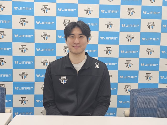 인터뷰에 임한 신호진. 김영록 기자