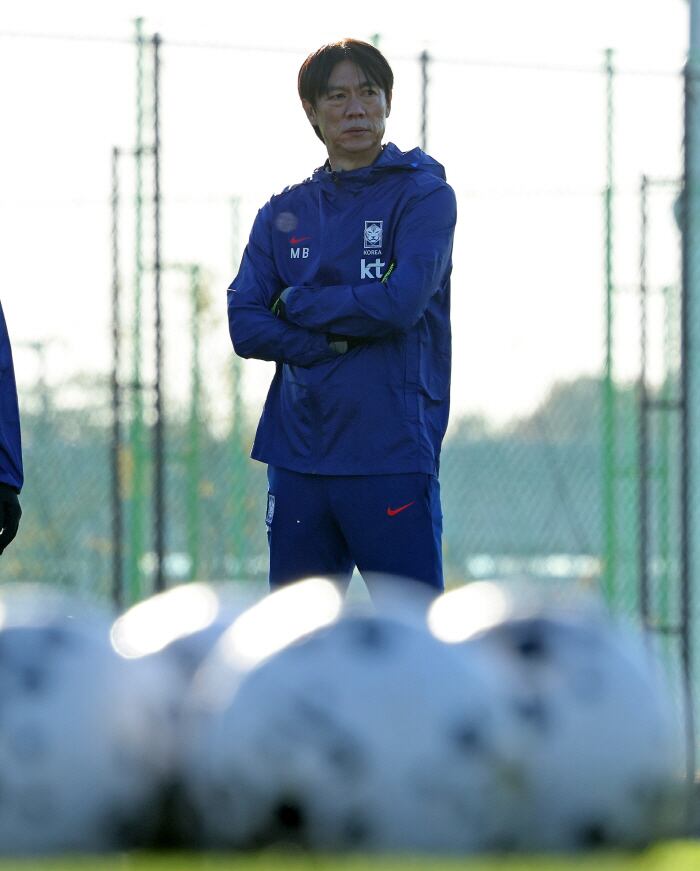 선수들 바라보는 홍명보 (천안=연합뉴스) 김준범 기자 = 10일 오후 충남 천안 대한민국축구종합센터에서 축구대표팀 홍명보 감독이 훈련하는 선수들을 바라보고 있다. 2025.11.10
