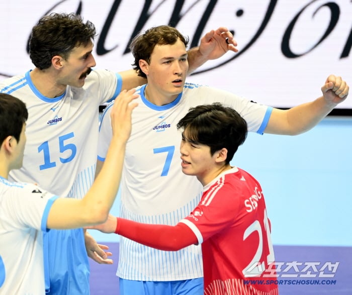 31일 인천계양체육관에서 열린 V리그 남자부 대한항공과 KB손해보험의 경기, 대한항공 러셀과 이든이 득점 후 기쁨을 나누고 있다. 인천=허상욱 기자wook@sportschosun.com/2026.01.31/