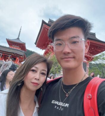 “21살 연상, 친구 엄마와 부부로”…日 30대 남성 사연 – 폰테크 달인