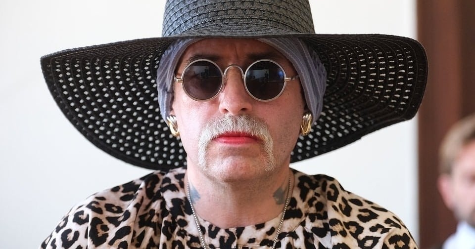 네오나치 남자가 성별 바꾸고 화장하고 도망친 거 실화냐?