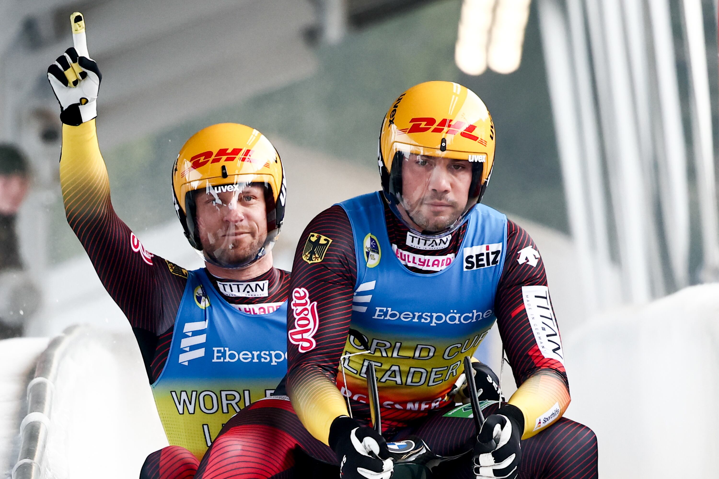 2026년 1월 24일 독일 오버호프에서 열린 루지 월드컵 남자 복식 경기에서 우승한 독일의 토비아스 벤들(오른쪽)과 토비아스 아를트가 세리모니를 하고 있다./EPA 연합뉴스