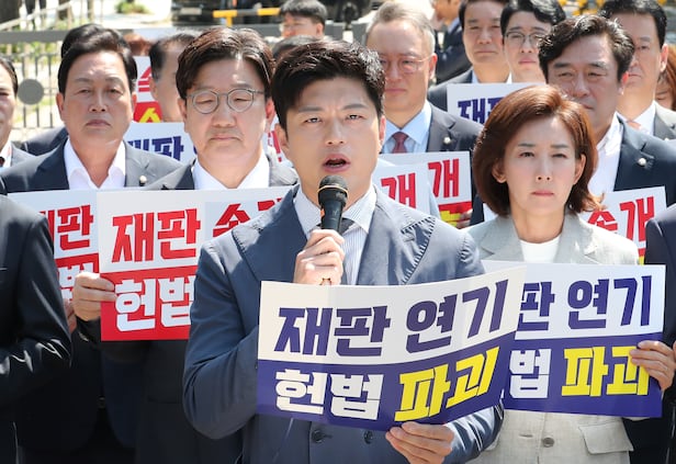 국민의힘 김용태 비상대책위원장이 11일 이재명 대통령의 공직선거법 위반 사건의 파기환송심을 사실상 무기한 연기한 서울고등법원 앞에서 열린 현장 의원총회에서 발언을 하고 있다. 2025.06.11 /남강호 기자