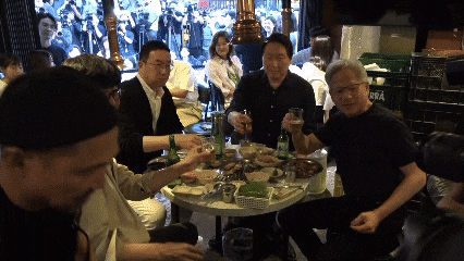5일 오후 서울 마포구 홍익대 인근 한 삼겹살집에서 이해진 네이버 의장, 구광모 LG그룹 회장, 최태원 SK그룹 회장, 젠슨 황 엔비디아 최고경영자(CEO)가 만났다.