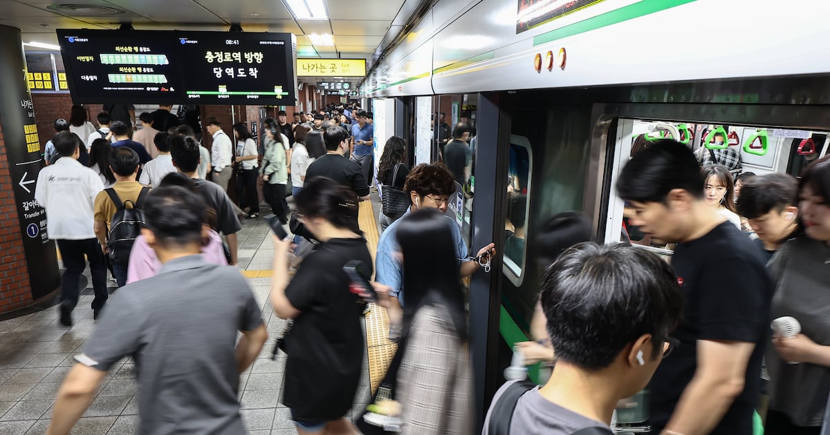 Smoke at Ewha Womans University Station on Seoul Subway Line 2