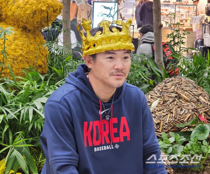 인천공항에서 SSG 랜더스 유튜브가 선물한 왕관을 쓴채 인터뷰에 임한 노경은. 김영록 기자