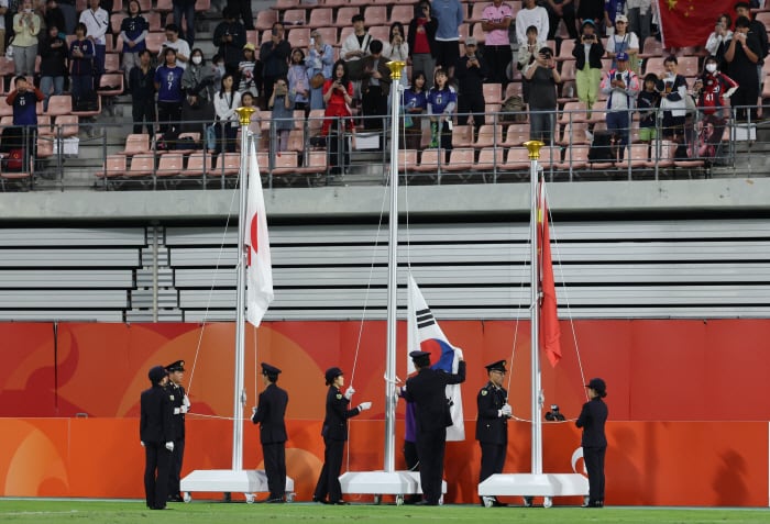 아시안게임 남자축구 전역모 세리머니·태극기 게양 논란