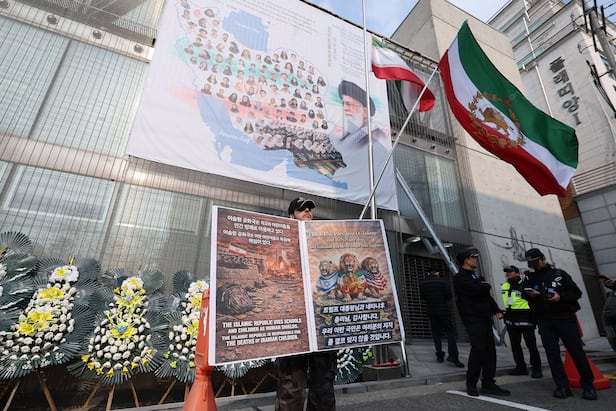15일 서울 용산구 주한이란이슬람공화국대사관 앞에서 한 재한 이란인이 이란 정부 반대 및 미국 지지 집회를 하고 있다. /뉴스1