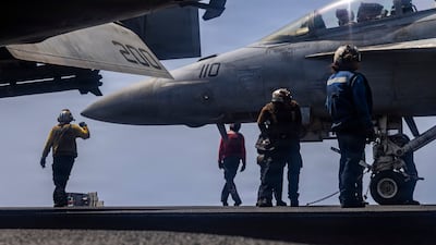 USS 에이브러햄 링컨 비행갑판에서 제41전투비행대대(VFA 41) 소속 F/A-18F 슈퍼 호넷 전투기를 활주로에서 정비하는 미 해군 장병들. /연합뉴스