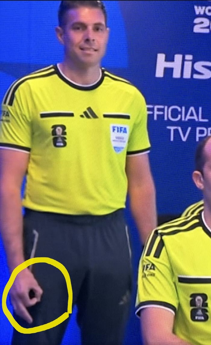 "심판이 인종차별 제스처?" FIFA, 독일-퀴라소전 호주 출신 VAR 심판의 '백인우월주의' 손가락 욕설·수신호 조사 착수