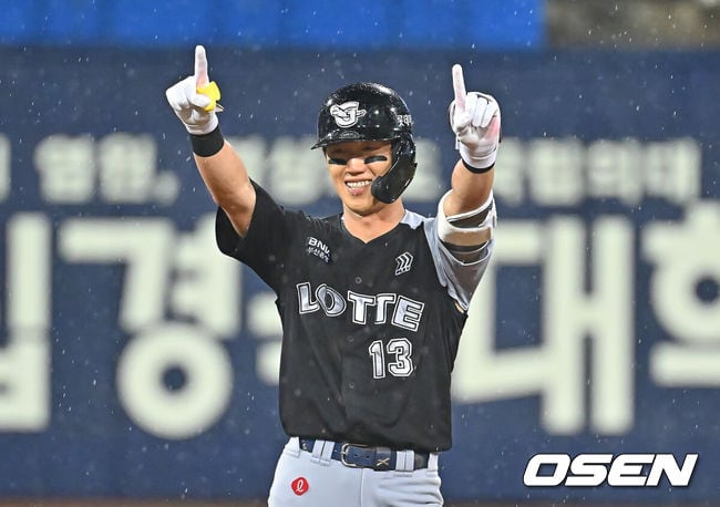 "제발 떨어져라, 떨어져라" 주전 유격수 간절히 기도가 통했다…우중혈투 끝낸 결승타, 롯데를 살렸다