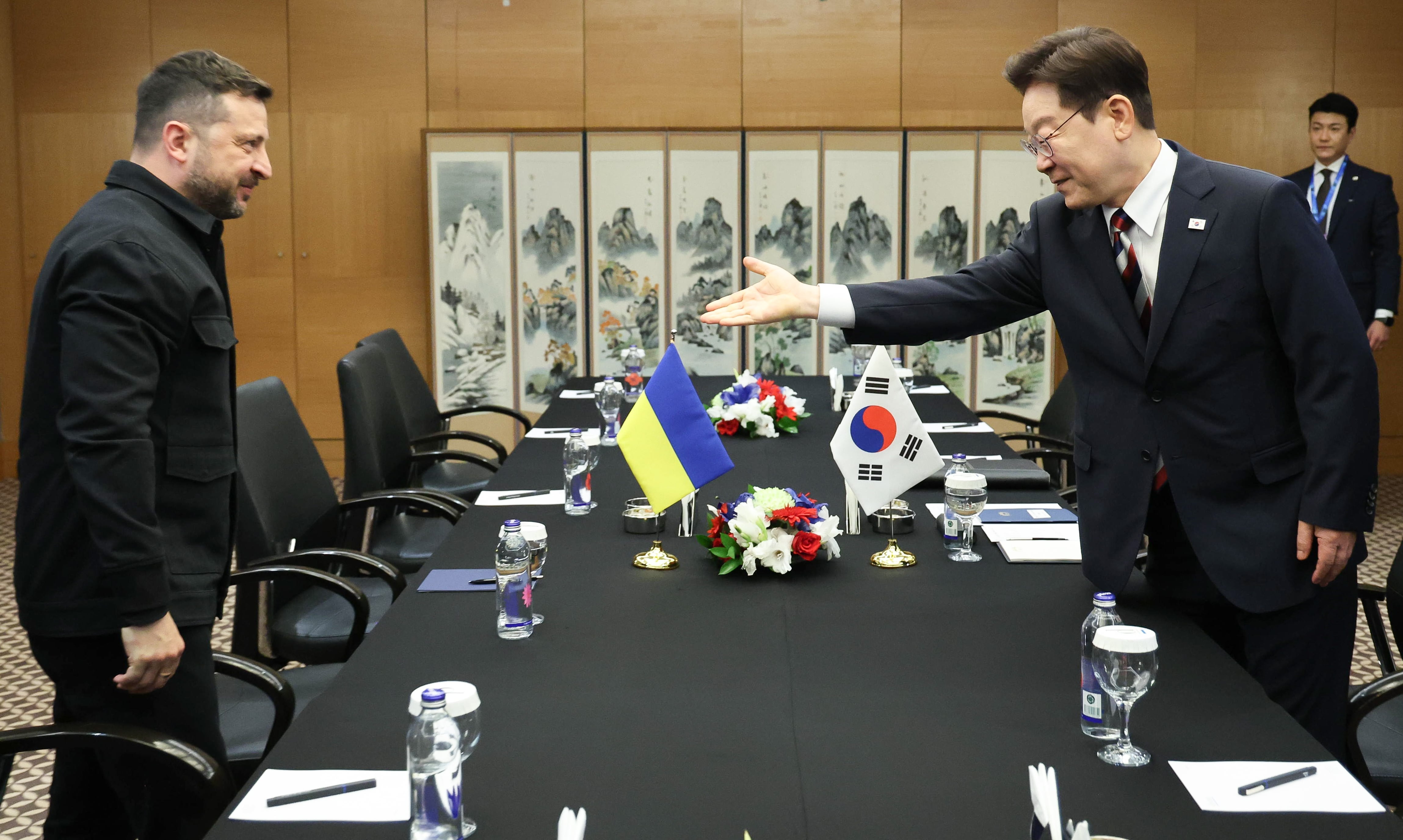 이재명 대통령이 7월 8일 튀르키예 앙카라의 호텔에서 볼로디미르 젤렌스키 우크라이나 대통령과 정상회담을 하는 장면. /뉴스1