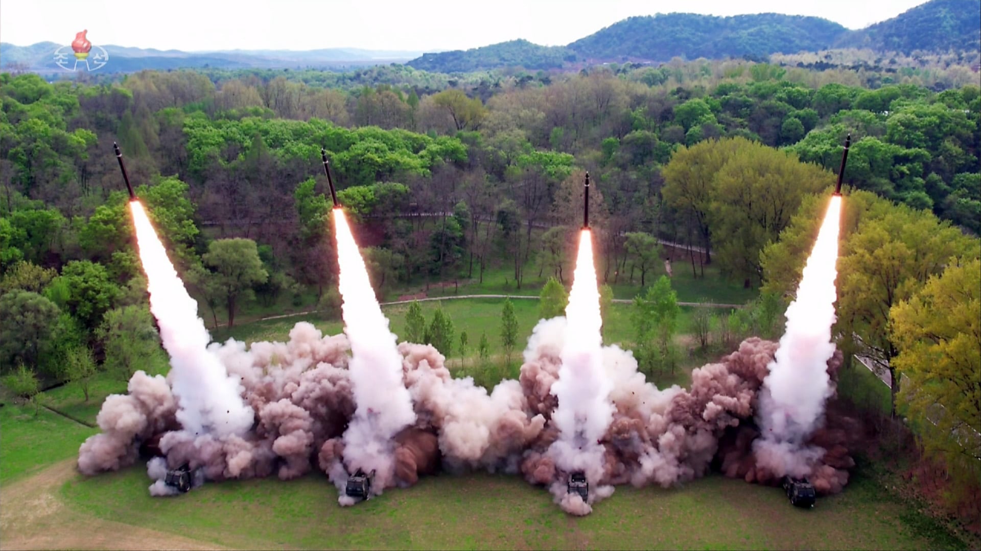 북한이 지난달 600mm 초대형 방사포 발사 훈련을 진행하고 있는 모습./조선중앙TV 뉴시스