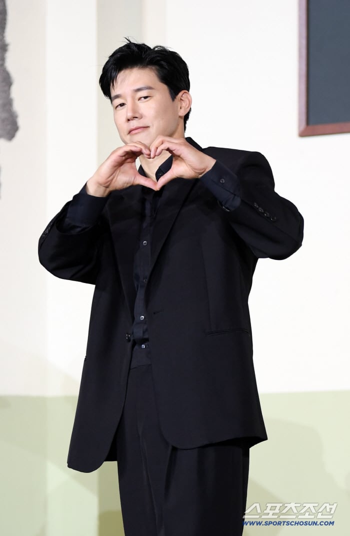韓의 존 시나 열일한다..'참교육' 흥행 터진 김무열, 차기작도 넷플릭스行 '퍼스트 닥터' 출연