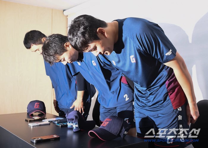 5일 수원 KT위즈파크에서 열린 롯데-KT전을 앞두고 롯데 고승민, 나승엽, 김세민이 1군에 복귀했다. 김세민, 고승민, 나승엽(왼쪽부터)이 고개 숙여 사과하고 있다. 수원=정재근 기자 cjg@sportschosun.com/2026.5.5/