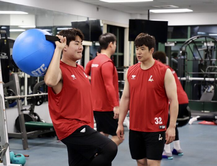 웨이트 트레이닝을 하는 김재환(오른쪽)과 고명준. 사진=SSG 랜더스