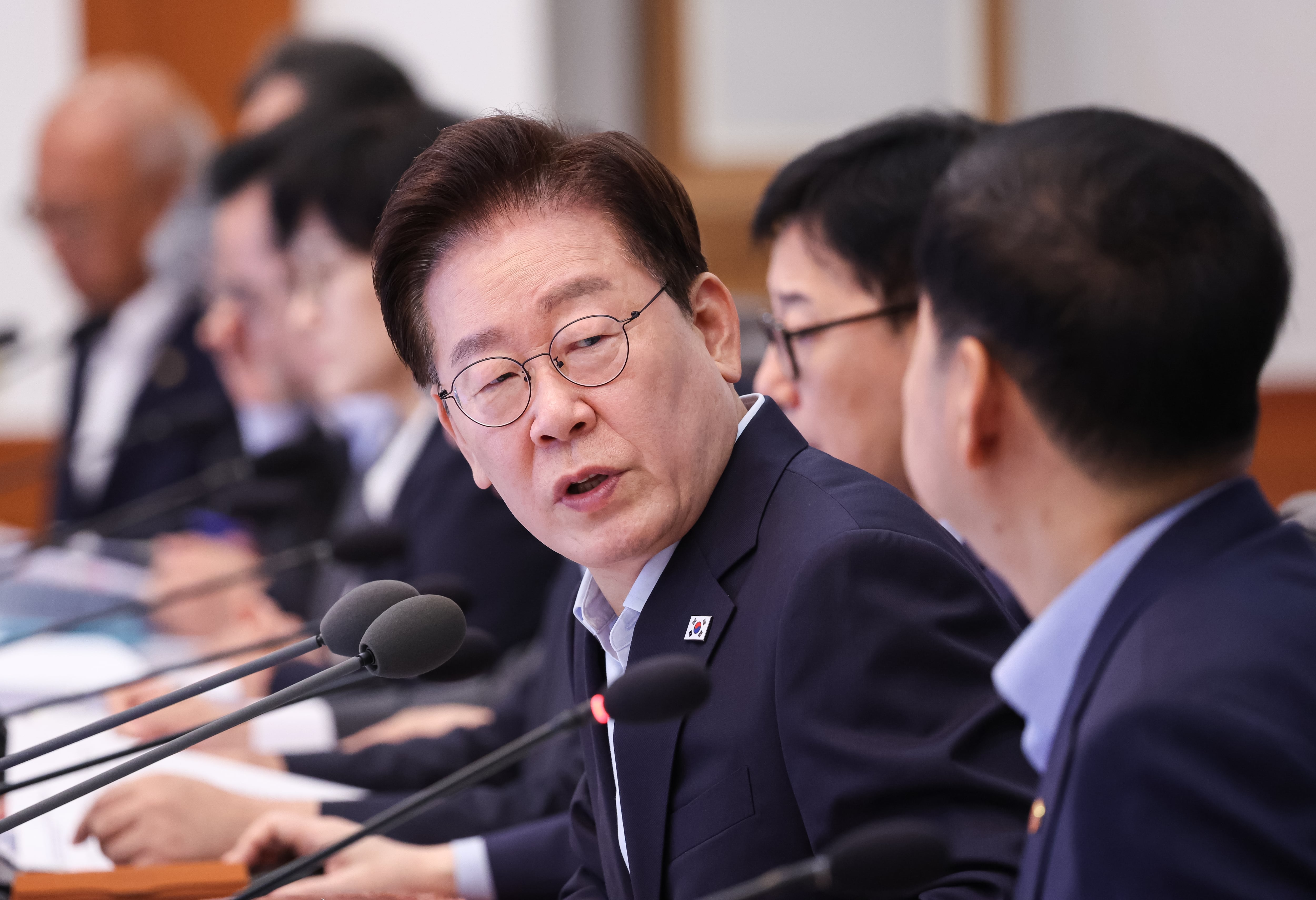 이재명 대통령이 25일 청와대에서 열린 국무회의에서 발언을 하고 있다. /뉴스1