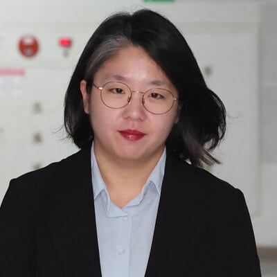 성평등가족부 장관 후보자로 지명된 용혜인 기본소득당 의원이 31일 오전 서울 여의도 국회 의원회관으로 출근하고 있다. photo 뉴스1