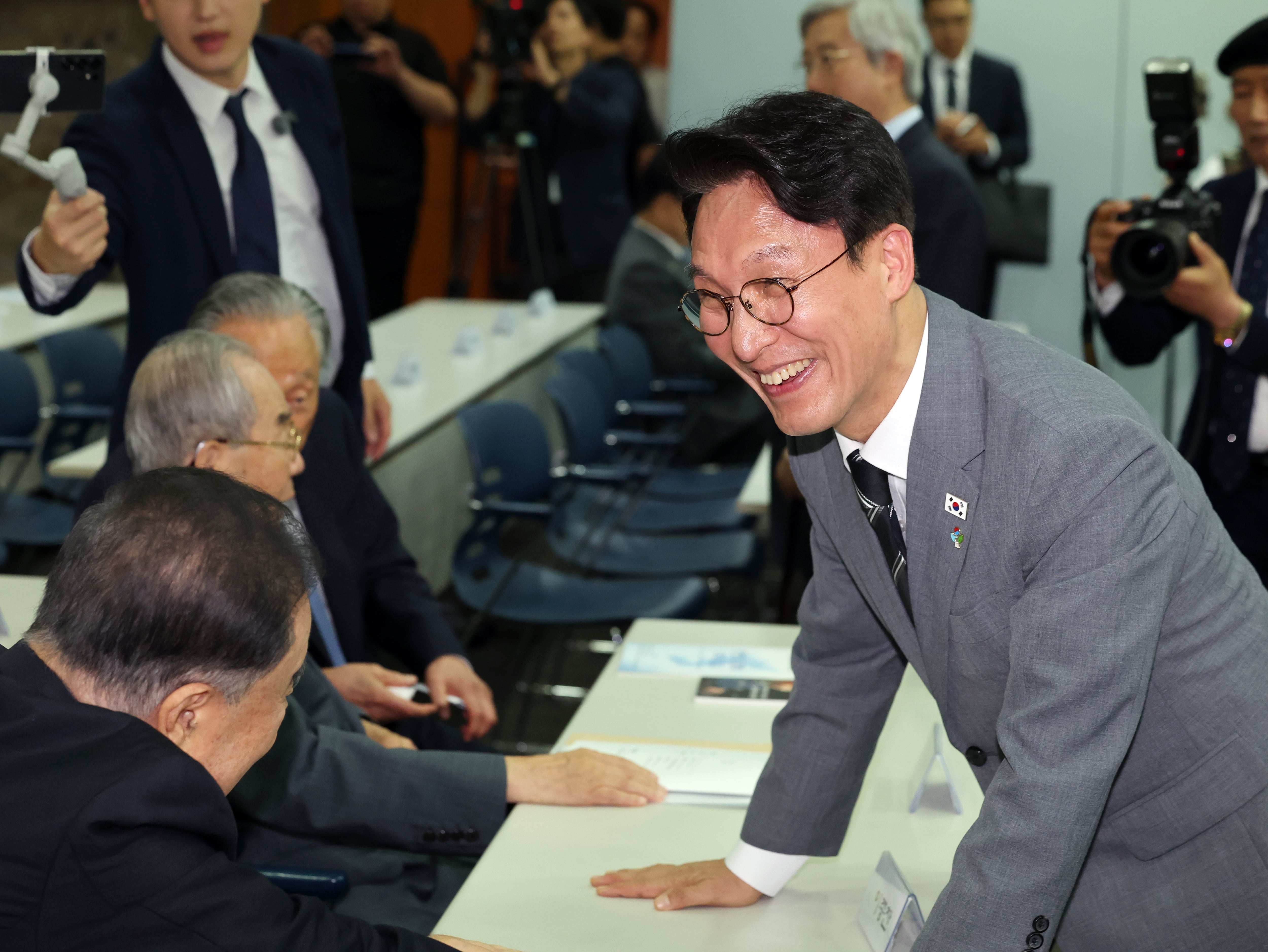 원로 표심 어디로…얼굴도 안 마주친 김민석·정청래
