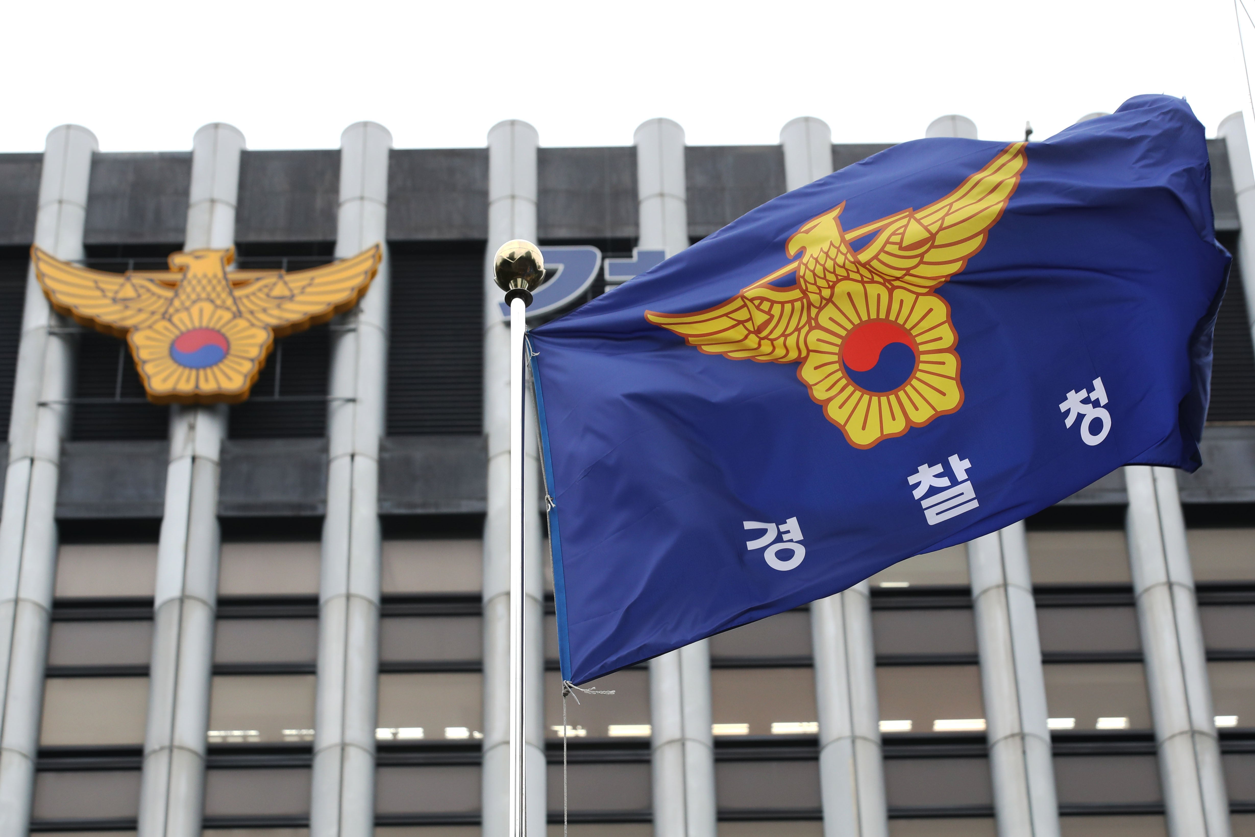 고속도로 사고 현장 출동한 경찰, 화물차 치여 중상