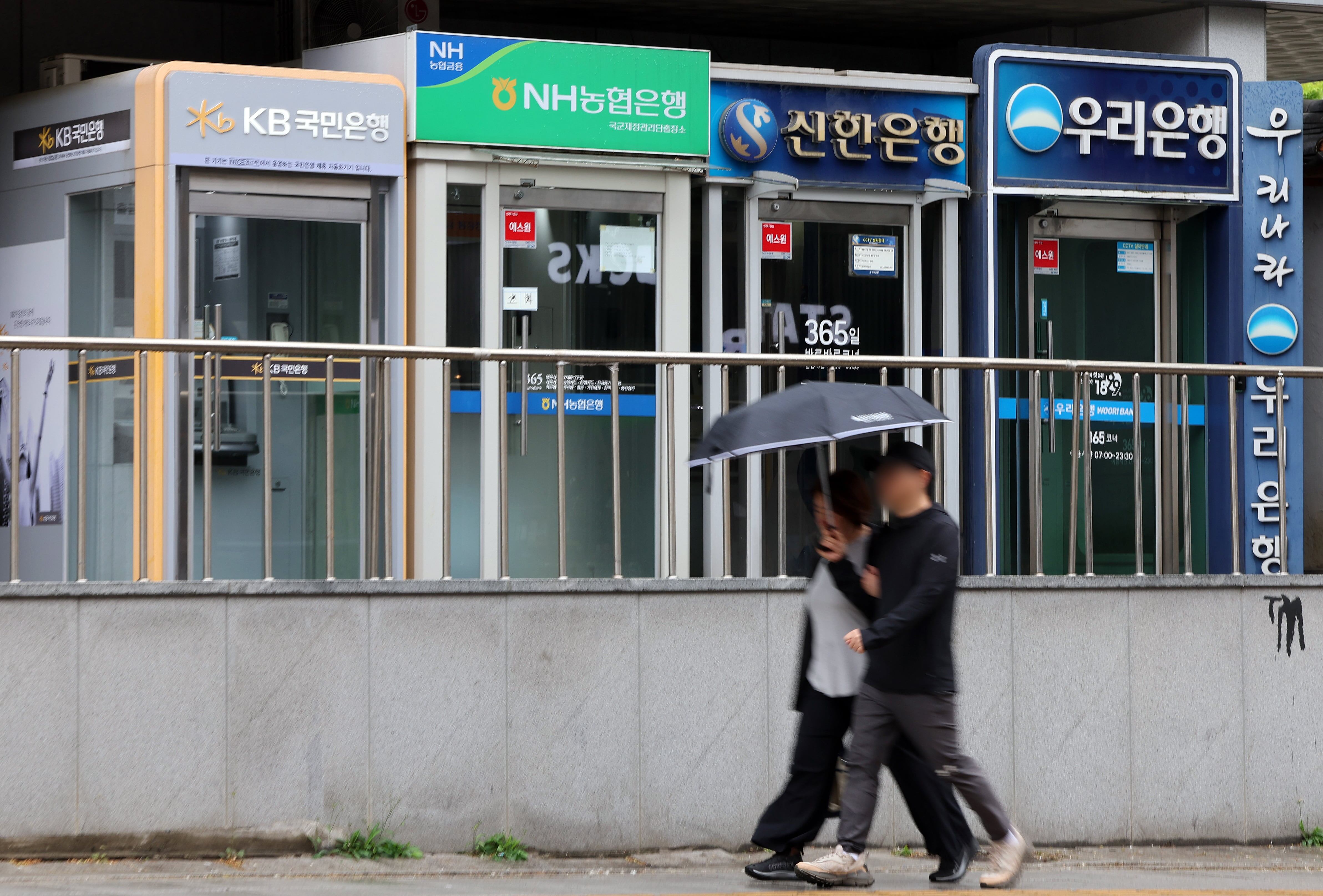 대출 한도 줄어든 은행, 대기업에 집중… 中企는 2금융권으로