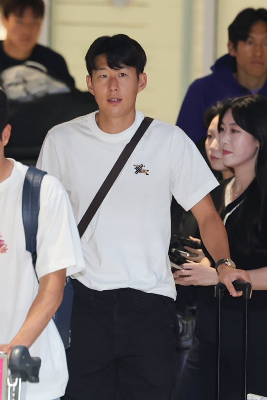 2026 북중미 월드컵을 마친 한국 축구대표팀 손흥민이 1일 인천국제공항 제2여객터미널을 통해 귀국하고 있다. <저작권자(c) 연합뉴스, 무단 전재-재배포, AI 학습 및 활용 금지>