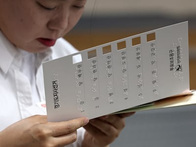 지난 4월 10일 오후 서울 여의도 이룸센터에서 지방선거를 앞두고 중앙선거관리위원회 주최로 열린 모의 사전 투표 체험에서 참가자가 점자가 새겨진 투표 보조용구를 살펴보고 있다. /뉴스1