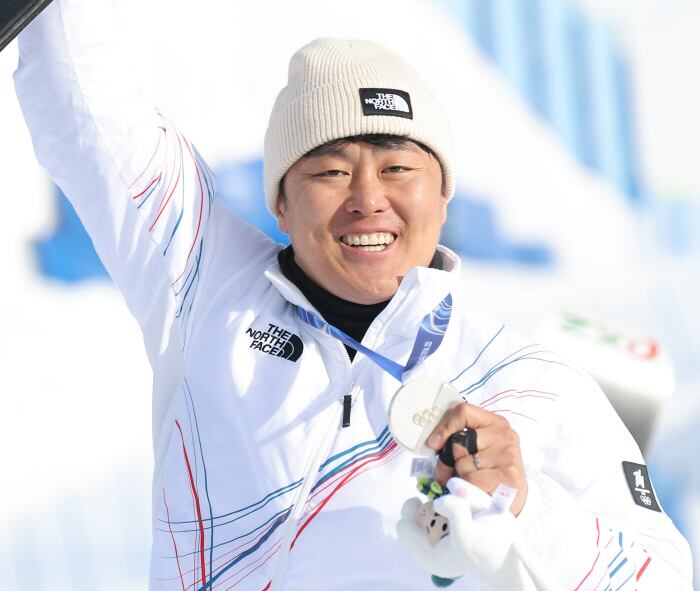 은메달 든 김상겸<저작권자(c) 연합뉴스, 무단 전재-재배포, AI 학습 및 활용 금지>