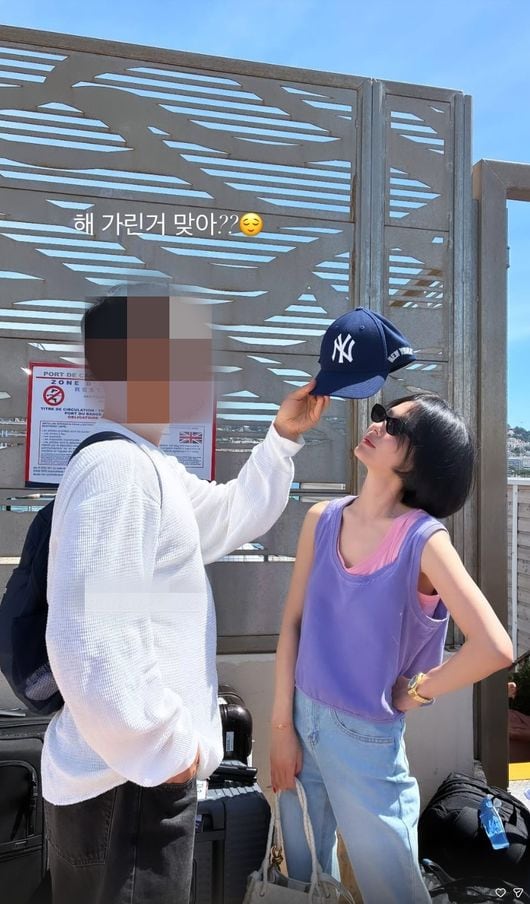 A public image of a celebrity with a close friend during a trip