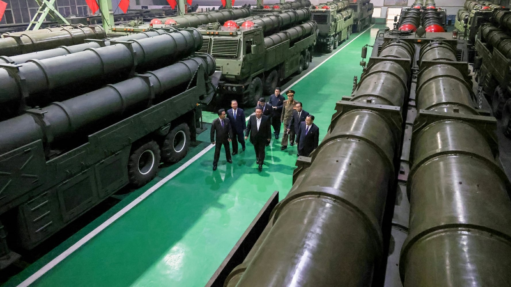 김정은 북한 노동당 총비서가 중요군수공업기업소를 시찰하는 모습. 김 총비서 주변으로 초대형방사포가 늘어서 있다./노동신문 뉴스1