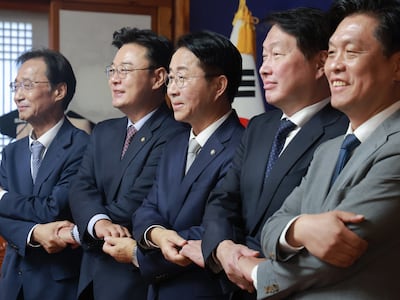 유동수 국회 정무위원회 위원장(왼쪽부터), 김성원 산업통상자원중소벤처기업위원회 위원장, 조정식 국회의장, 최태원 대한상공회의소 회장, 조승래 재정경제기획위원회 위원장이 9일 서울 여의도 국회 사랑재에서 열린 ‘국회 경제대도약위원회 출범식’에서 기념촬영을 하고 있다. (공동취재) 2026.9.9 ⓒ 뉴스1 이호윤 기자