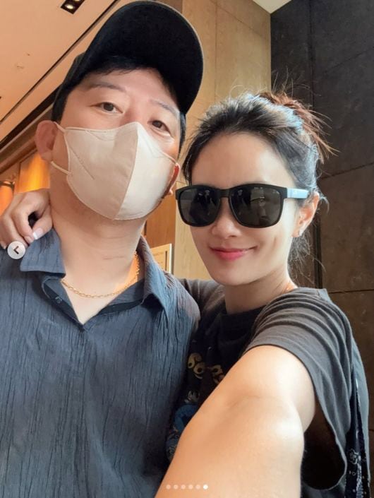 김지민♥김준호, 호텔서 와락 끌어안고 1주년 호캉스…"해외 못 가도 행복"