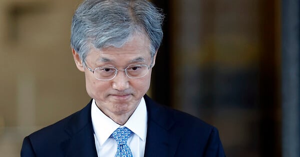 Chief Justice Jo Hee-de leaving the Supreme Court building in Seocho-dong, Seoul