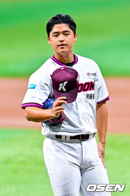 볼넷에 스스로 무너진 특급신인, 6연패 탈출 중책은 무리였나…157km 강속구 던졌지만 5볼넷 고전